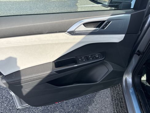 New 2026 Volkswagen Taos SE image 8