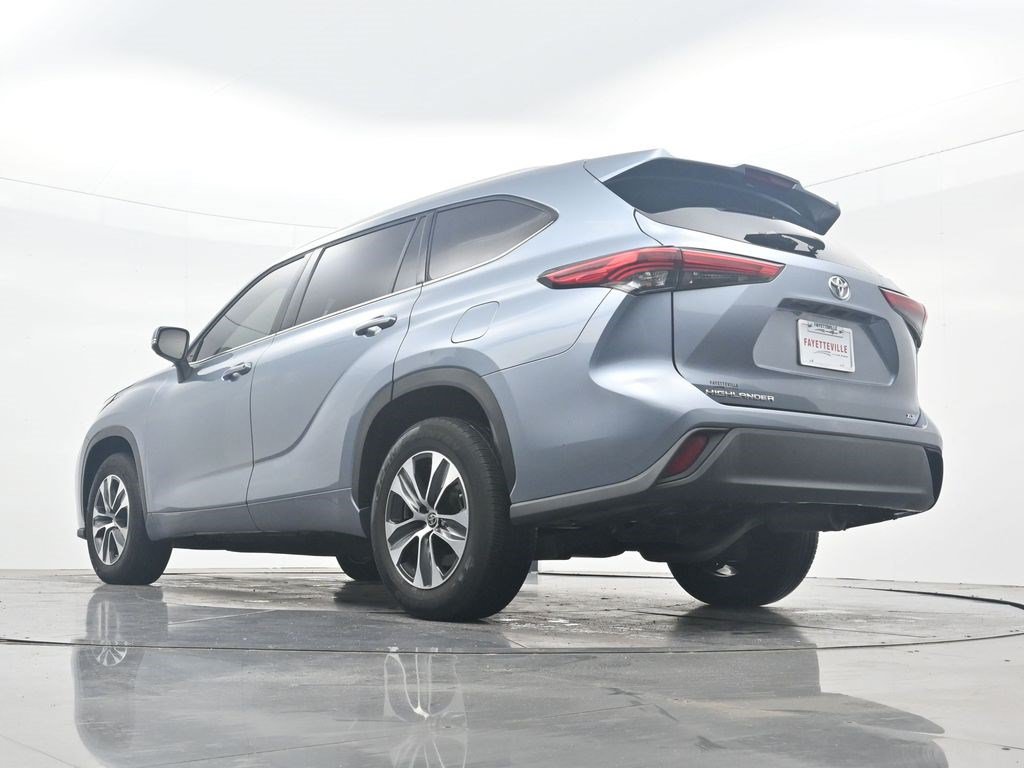 Used 2022 Toyota Highlander XLE FWD image 31