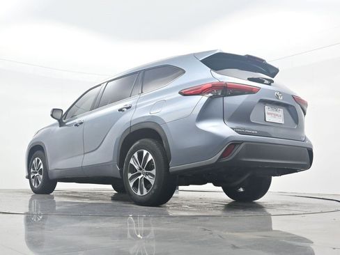 Used 2022 Toyota Highlander XLE FWD image 31