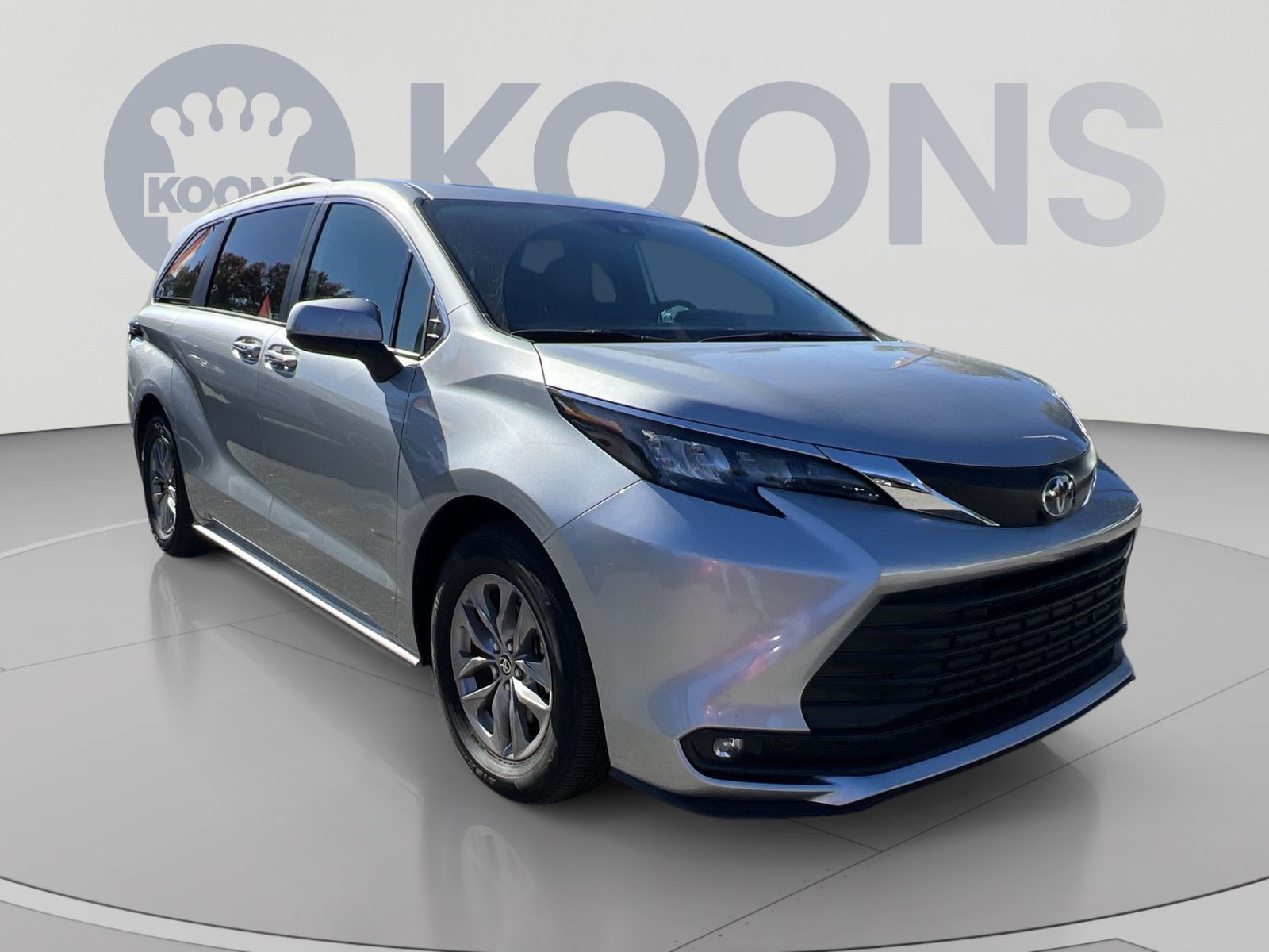 Used 2025 Toyota Sienna XLE FWD image 2
