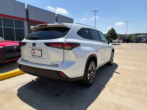 Used 2024 Toyota Highlander XLE AWD/4WD image 10
