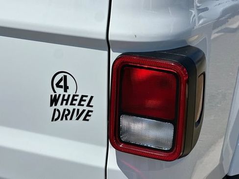 Used 2023 Jeep Gladiator Mojave AWD/4WD image 26