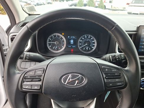 Used 2022 Hyundai Venue SEL image 19