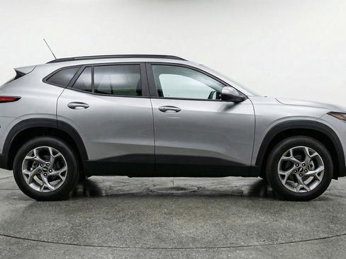 Used 2025 Chevrolet Trax LT w/ LT Convenience Package FWD image 11