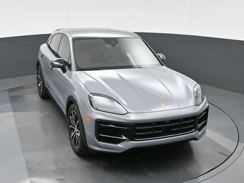 Certified 2025 Porsche Cayenne GTS AWD/4WD image 32