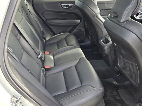 Used 2021 Volvo XC60 T5 Momentum w/ Protection Package Premier image 17