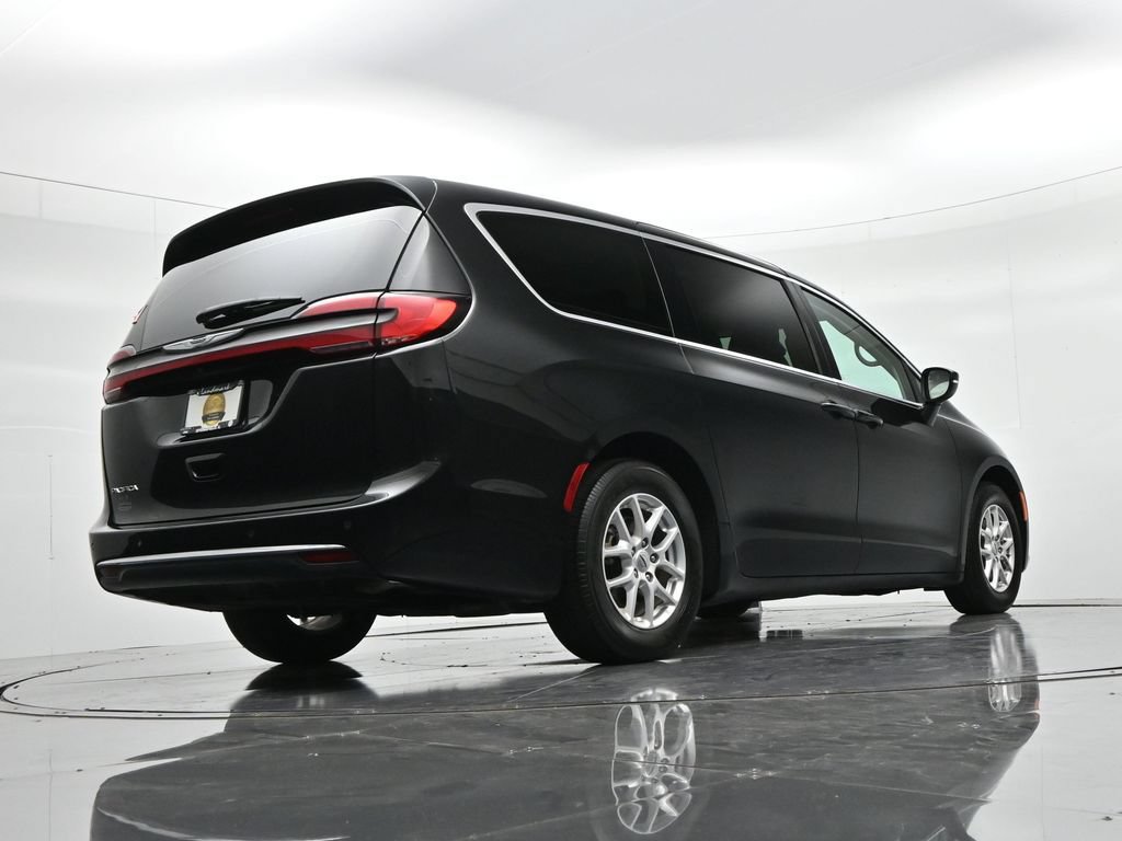 Used 2023 Chrysler Pacifica Touring-L FWD image 32