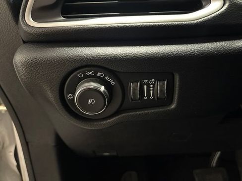 Used 2020 Chrysler Pacifica Touring-L FWD image 14