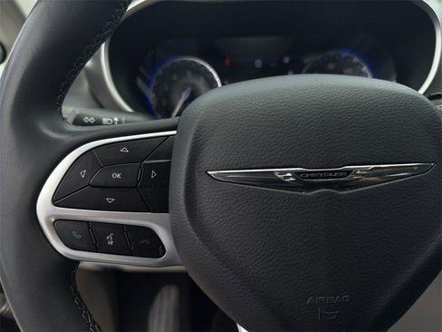 Certified 2023 Chrysler Pacifica Touring-L image 25