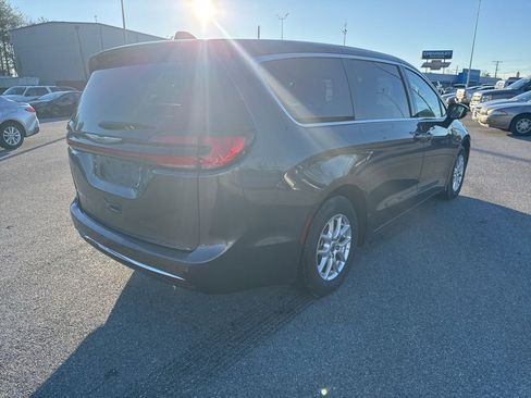 Used 2023 Chrysler Pacifica Touring-L image 3
