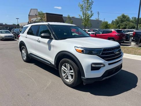 Used 2024 Ford Explorer XLT w/ Equipment Group 202A AWD/4WD image 3