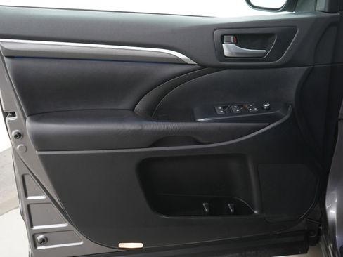 Used 2019 Toyota Highlander SE image 25