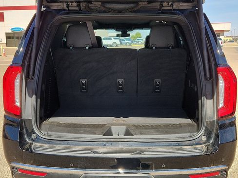 Used 2022 GMC Yukon SLT w/ SLT Premium Package image 9
