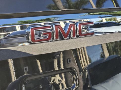 Used 2024 GMC Yukon SLT w/ SLT Luxury Package image 10