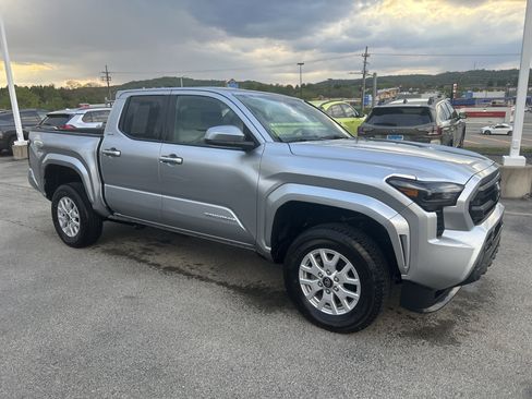 Used 2025 Toyota Tacoma SR5 AWD/4WD image 5