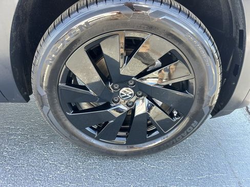 Used 2025 Volkswagen Atlas SE image 24