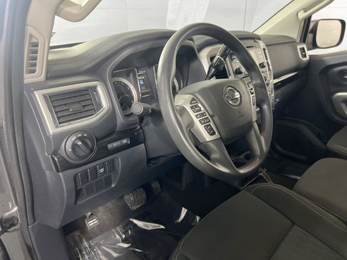 Used 2018 Nissan Titan SV image 9