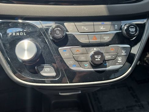 Used 2025 Chrysler Pacifica Select FWD image 29