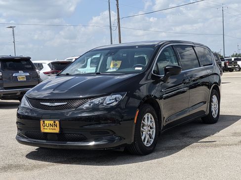 Used 2023 Chrysler Voyager LX image 7
