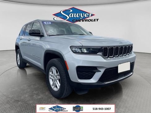 Used 2023 Jeep Grand Cherokee Laredo AWD/4WD image 7