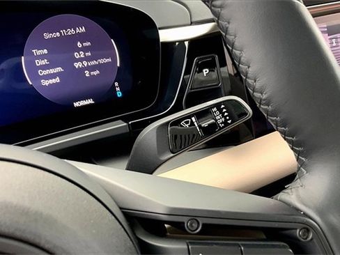 Used 2025 Porsche Macan Electric image 37