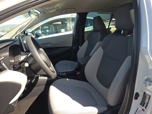 Used 2021 Toyota Corolla LE image 3