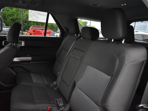 Used 2023 Ford Explorer XLT AWD/4WD image 16