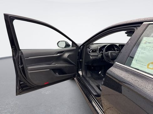 Used 2023 Toyota Camry SE image 9