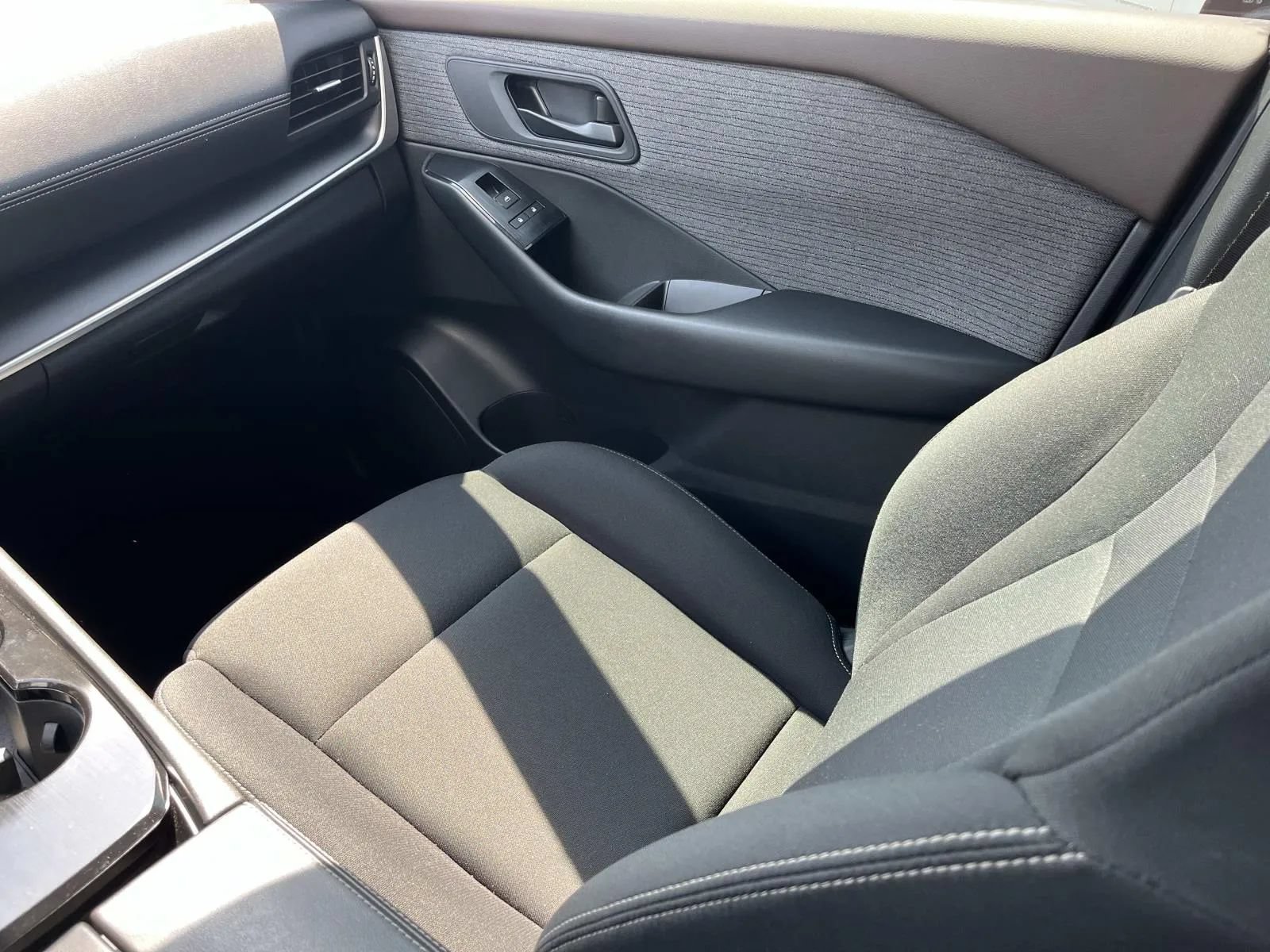 Used 2023 Nissan Rogue S FWD image 13