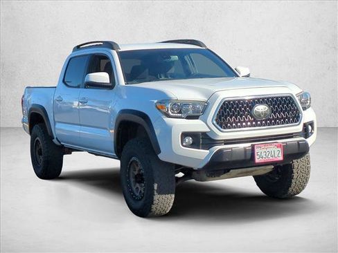 Used 2018 Toyota Tacoma TRD Off-Road w/ Technology Package image 3