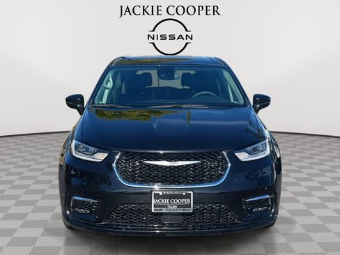 Used 2024 Chrysler Pacifica Touring-L image 2