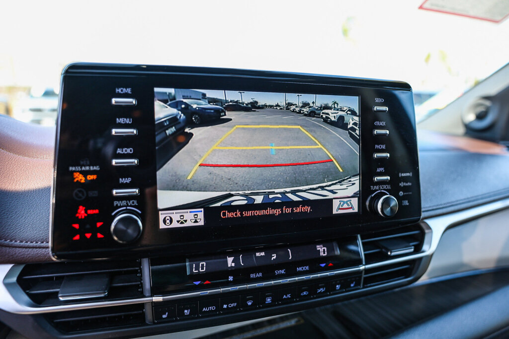 Certified 2024 Toyota Sienna Platinum FWD image 17