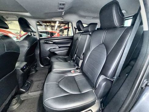 Used 2021 Toyota Highlander XLE AWD/4WD image 23