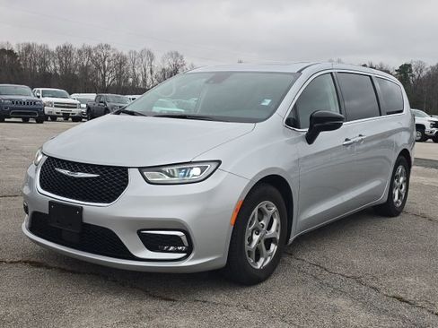 Used 2024 Chrysler Pacifica Limited image 1