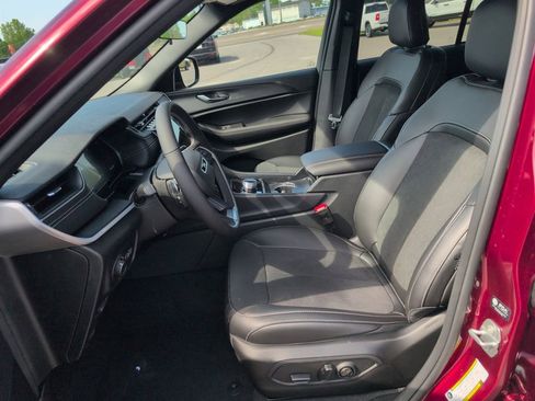 New 2025 Jeep Grand Cherokee Altitude image 11