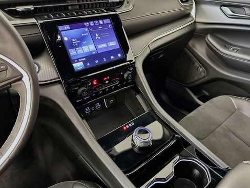 Used 2023 Jeep Grand Cherokee L Laredo image 25