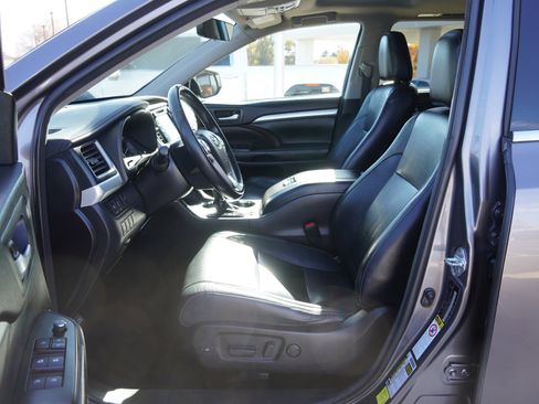 Used 2018 Toyota Highlander XLE image 19