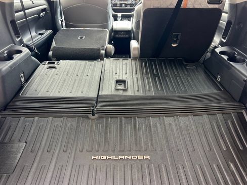 Used 2023 Toyota Highlander Bronze Edition w/ Protection Package #3 (TMS) FWD image 16