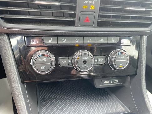 Used 2024 Volkswagen Jetta SE FWD image 27