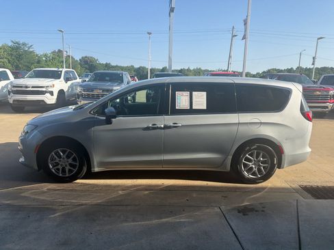 Used 2023 Chrysler Voyager LX FWD image 3