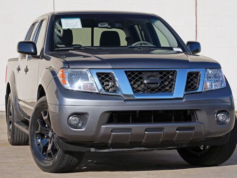 Used 2020 Nissan Frontier SV w/ Midnight Edition Floor Mats RWD image 2