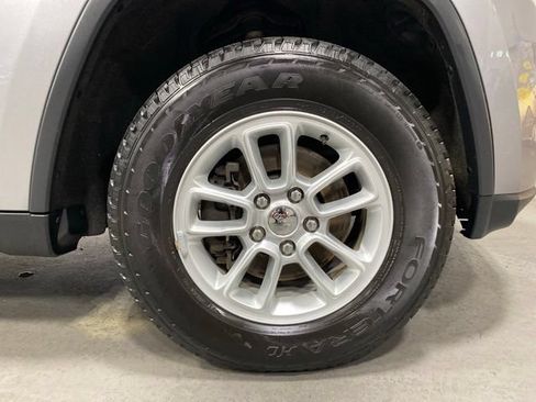 Used 2018 Jeep Grand Cherokee Laredo AWD/4WD image 31