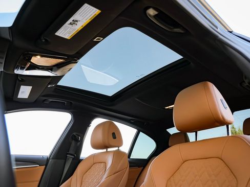 Used 2021 BMW 540i w/ Convenience Package image 18