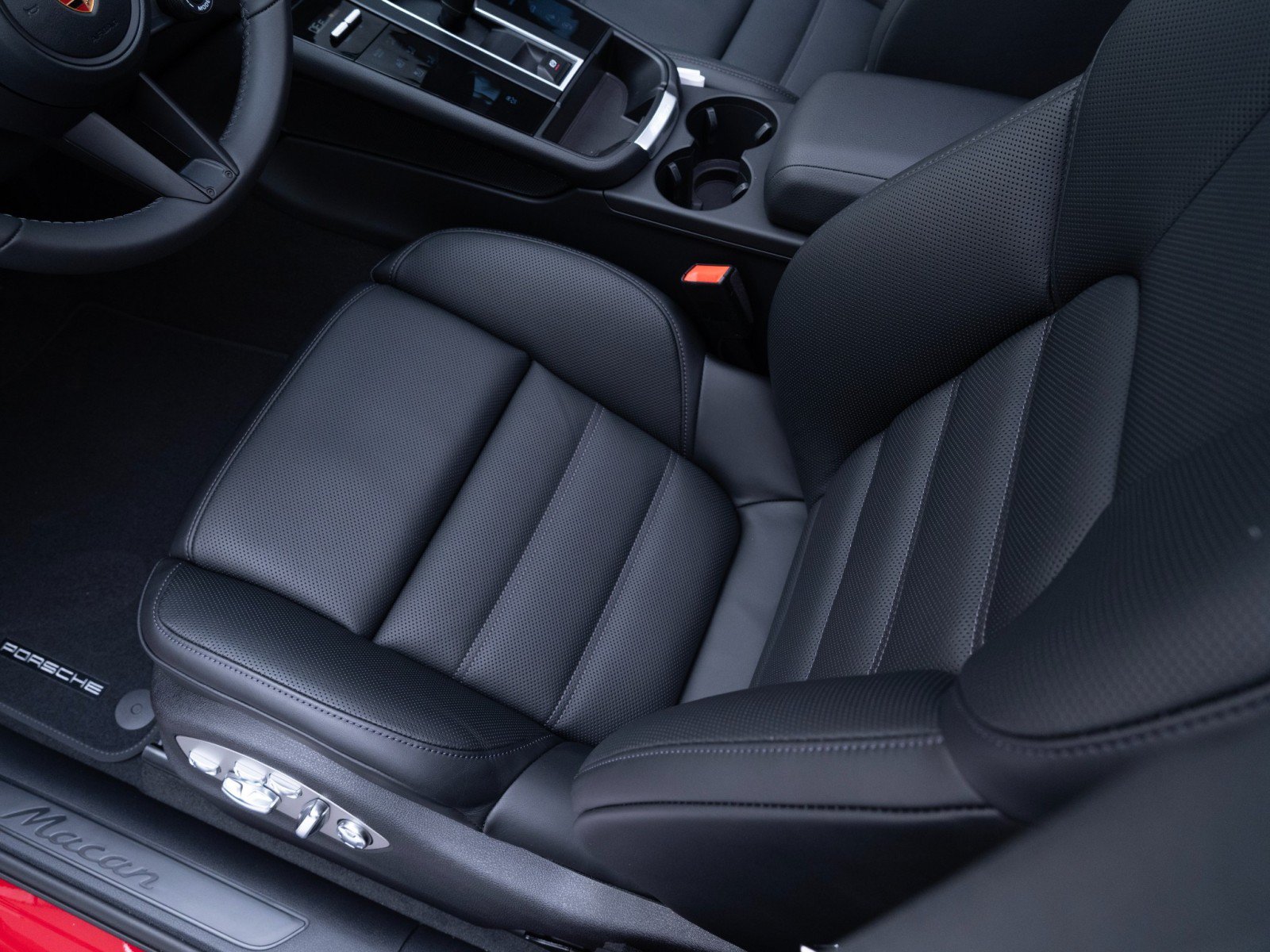 Certified 2026 Porsche Macan AWD/4WD image 17
