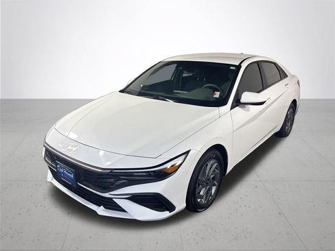 Used 2025 Hyundai Elantra Hybrid FWD image 2