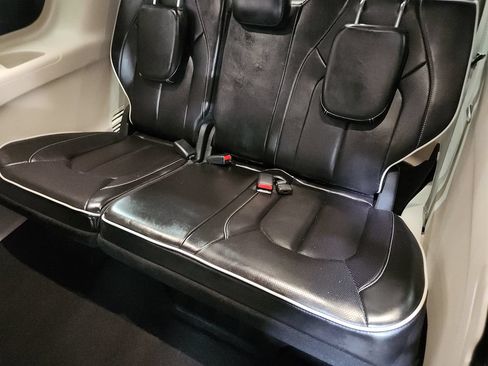 Used 2023 Chrysler Pacifica Limited w/ Uconnect Theater Family Group FWD image 55