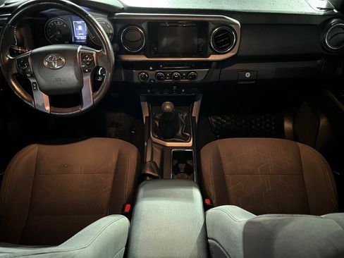 Used 2017 Toyota Tacoma TRD Sport image 40