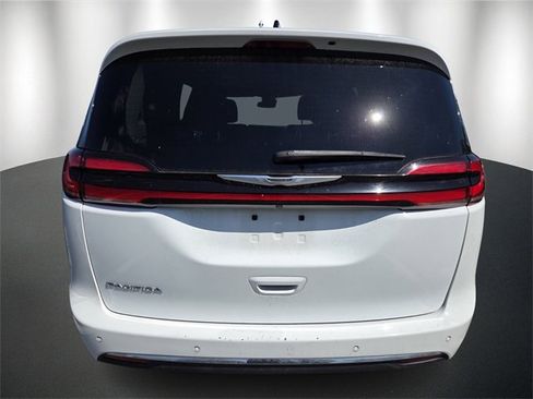 Used 2023 Chrysler Pacifica Touring-L image 5