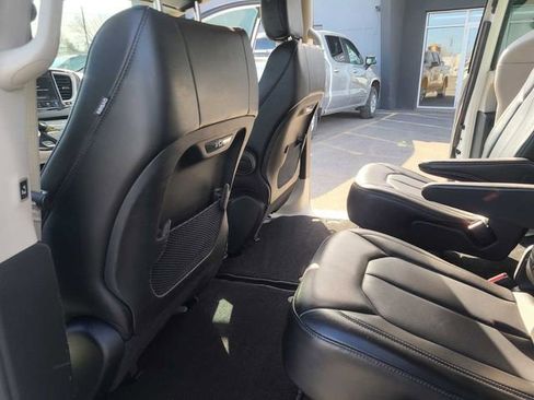 Used 2023 Chrysler Pacifica Touring-L image 23