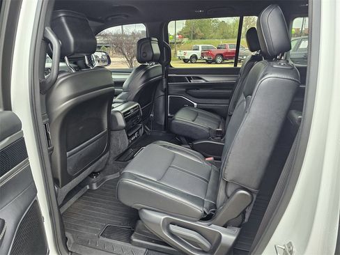 Used 2025 Jeep Wagoneer Series II image 17